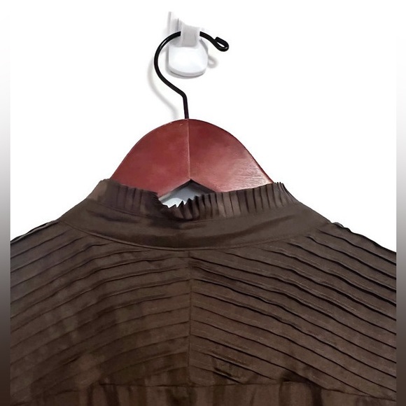 NWT Ted Baker brown silk tuxedo pleated short sleeve top, size 2. - Picture 7 of 8